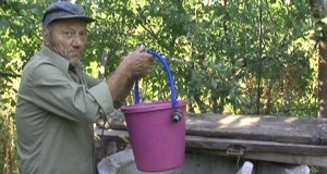 Unui localnic din Sărata Monteoru îi curge petrol în fântâna din curte