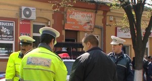 UPDATE: Politist lovit cu masina