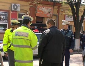 UPDATE: Politist lovit cu masina