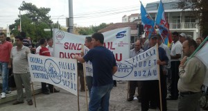 100 de sindicalişti au protestat în faţa Prefecturii