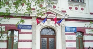 O elevă de la Hasdeu a fost lovită de o maşină chiar pe trecerea de pietoni din faţa liceului