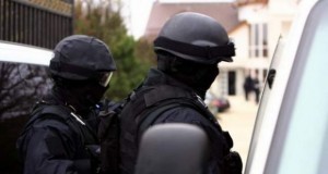Grup infracţional ocazional care acţiona pe raza mai multor judeţe, destructurat de poliţiştii buzoieni. Pentru prinderea unuia dintre suspecţi, poliţiştii au tras focuri de armă