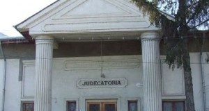 Furt de telefon mobil chiar în sala de judecată, în timpul unui proces
