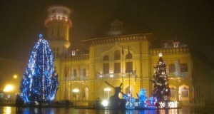 Oraşul cu doi brazi unul lângă altul: unul de Moş Nicolae, altul de Crăciun