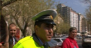 Politist lovit cu masina