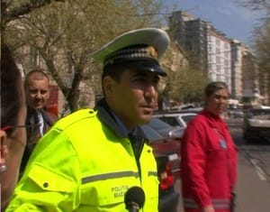 Politist lovit cu masina