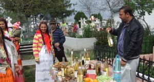 Paştele Blajinilor, sărbătorit cu grătare printre morminte