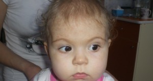 Alexandra are nevoie de ajutorul nostru. Fetiţa de un anişor suferă de o boală rară