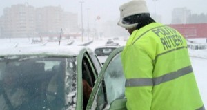 Poliţiştii, salvatorii oamenilor înzăpeziţi