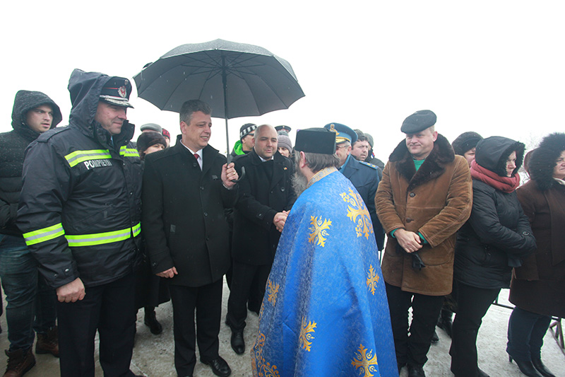FOTO: Procesiune de Bobotează pe malul râului Buzău. Vezi cine a scos crucea aruncată de preoți în apă!