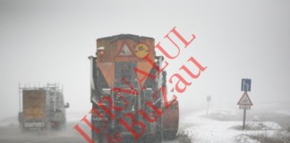 Cele doua masini pline cu oameni inzapezite dimineata au fost deblocate