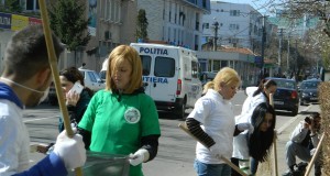 Tinerii voluntari au demarat acţiunea de ecologizare a oraşului
