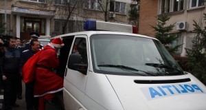 Mos Crăciun a venit anul acesta cu mașina de poliție