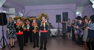 Cadou de la comandantul Poliţiei buzoiene pentru colegele sale: o trupă de mariachi