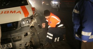 Un bărbat a ajuns aseară la spital după ce a fost lovit pe trecerea de pietoni de o ambulanță