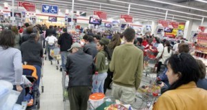 Crăciunul îşi pierde din semnificaţii, iar odată cu trecerea anilor devine o sărbătoare pur comercială