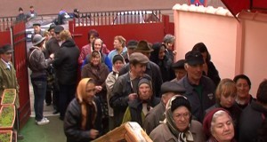 Aproape o mie de pensionari au stat la coadă încă de la primele ore ale dimineții pentru a primi 50 de lei din partea CAR Pensionari