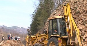 UPDATE: Comuna Colti blocata in urma alunecarilor de teren