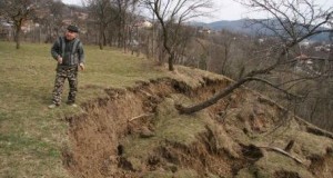 Ploile din ultimele zile au reactivat alunecările de teren