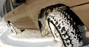 Polițiștii informează șoferii asupra obligativităţii echipării autovehiculelor cu anvelope de iarnă