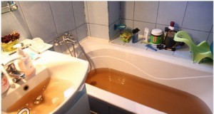 Apă neagră și fără presiune la robinetele buzoienilor