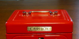 O bona a furat bani de la familia copilului pe care il supraveghea