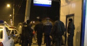 Şoferul unei maşini, la un pas să fie linşat de rudele bărbatului pe care l-a accidentat