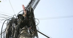 Păienjenişul de cabluri din oraş va dispărea. Un proiect al Primăriei vizează realizarea unei reţele de fibră optică