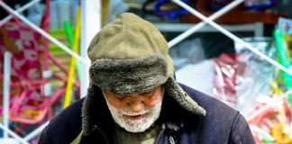 Doua persoane cu dizabilitati folosite la cersit in afara granitelor tarii au fost repatriate si preluate de DGASPC Buzau