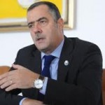 ” Nu e nicio diferenţă între Ponta şi Diaconescu, amândoi mint cu aceeaşi seninătate” a comentat prim-vicepreşedintele PD-L Cezar Preda privind privatizarea Oltchim