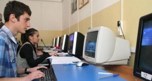 Elevii cu posibilități materiale scăzute beneficiază și anul acesta de 200 de euro pentru achiziţionarea de calculatoare