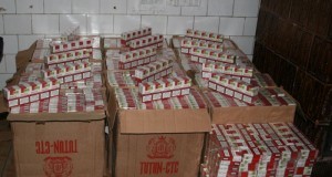 Video: Politist din capitala facea contrabanda cu tigari la Buzau