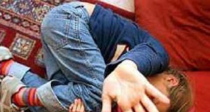 Părinţii şi cadrele didactice ar putea fi amendaţi dacă aplică rele tratamente copiilor