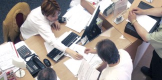 15 cetateni cercetati pentru credite obtinute in fals