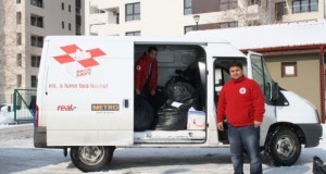 11 tone de alimente au fost distribuite de Crucea Roşie sinistraţilor