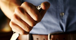 Şi-a înjunghiat soţia în glumă. În burtă