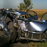 Accident grav pe E 85: trei persoane se zbat între viaţă şi moarte după ce şoferul a adormit la volan