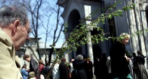 Creștinii sărbătoresc astăzi Floriile. Tuturor celor care îşi aniversează onomastica le urăm „La mulţi ani!“.