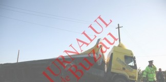 Trafic restrictionat 4 ore pe DN1B Buzau-Ploiesti, la iesire din Ulmeni. Un TIR avariat a blocat circulatia