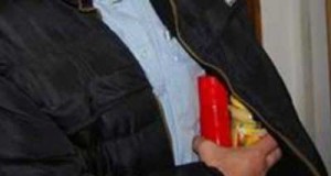 Prins în timp ce ieşea pe geam cu lucrurile furate dintr-un apartament