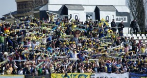 Suporterii Petrolului au distrus un bar şi au băgat în spital un agent de pază