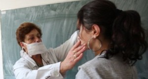 Numărul buzoienilor care ajung la medic din cauza virozelor şi pneumoniilor creşte de la o săptămână la alta
