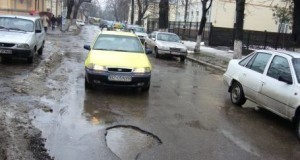 Buzoienii, revoltaţi de gropile apărute în străzile din oraş