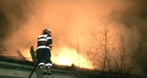 Un bărbat a murit carbonizat chiar la priveghiul soției