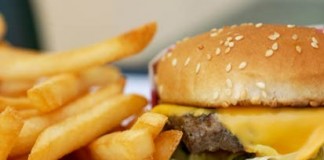 Chioscurile din incinta scolilor buzoiene continua sa vanda elevilor alimente interzise prin lege