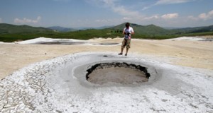 Jurnalist al publicaţiei The Guardian, pe bicicletă în Munţii Buzăului. „România, o lume a miturilor şi tradiţiilor