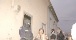 Geamuri sparte și mașini distruse în urma unui scandal între două clanuri țigănești