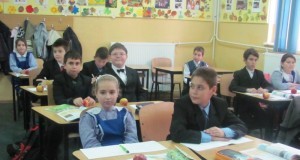 Elevii buzoieni au început să primească de ieri mere la școală