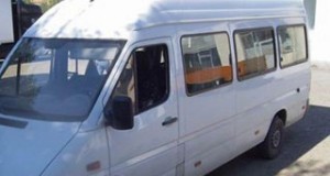 Un șofer a lăsat un microbuz descuiat și cu cheia de contact în torpedou și s-a minunat că cineva i l-a putut fura. După mai bine de o lună polițiștii au indentificat și hoțul