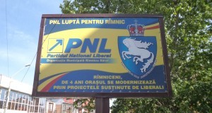 Războiul bannerelor se duce și în Râmnicu Sărat. Viorel Holban refuză să pună în aplicare o hotărâre a BEC prin care trebuiau înlăturate panouri ale PNL care folosesc însemne naționale